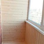 Балкон с деревянной отделкой